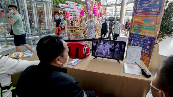 <p>Ein Bild aus der thailändischen Hauptstadt Bangok: Sicherheitspersonal bei der Überprüfung von Besuchern eines Kaufhauses.</p>