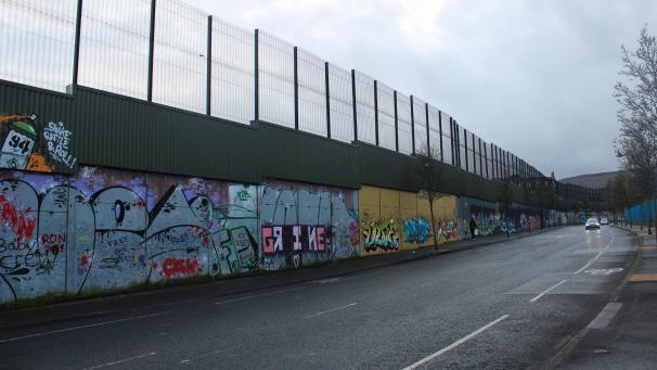 <p>Eine sogenannte Friedensmauer oder Friedenslinie trennt an der North Howard Street in Belfast protestantische und katholische Wohnviertel.</p>