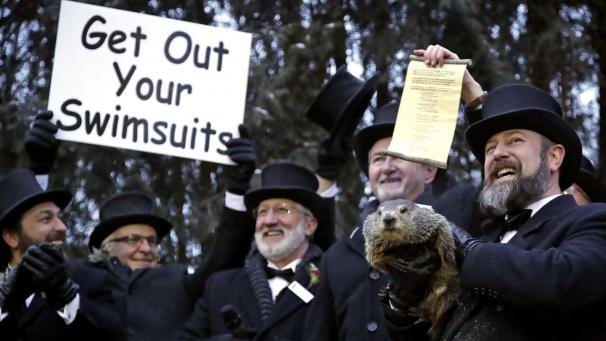 <p>Der Co-Vorsitzende des Groundhog Club, Al Dereume (r.), hält Punxsutawney Phil, das wetterprognostizierende Murmeltier, während des 133. Murmeltiertags. Wie in jedem Jahr am 2. Februar wird der Nager Phil aus seinem Bau in einem Wäldchen bei Punxsutawney (Pennsylvania) gezogen und ins Licht gehalten. Wirft es einen Schatten, bleibt es der Legende nach kalt.</p>