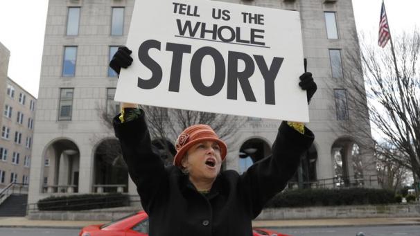 <p>Ein Demonstrant hält ein Schild vor einem Senatsbürogebäude mit der Aufschrift „Tell us the whole Story“ (Erzähl uns die ganze Geschichte), während das Amtsenthebungsverfahren gegen.</p>