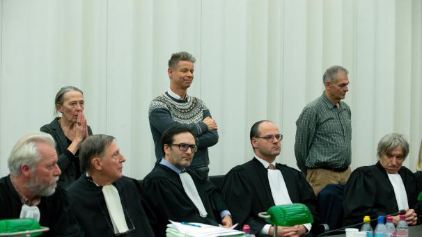 <p>Zunächst mit Fassung und schließlich mit Freude verfolgten die drei angeklagten Ärzte und deren Rechtsbeistände die Urteilsverkündung.</p>