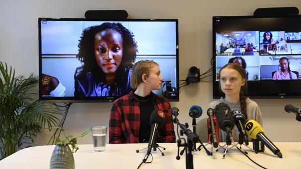 <p>Die Klimaaktivisten Ell Ottosson Jarl (l.) und Greta Thunberg (r) nehmen am 31. Januar 2020 in Stockholm (Schweden) an einer Pressekonferenz mit Klimaaktivisten, darunter Vanessa Nakate (Bildschirm, l.), und Experten aus Afrika teil, die sich auf die wichtigsten Umweltbedrohungen für den Kontinent konzentrieren.</p>