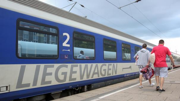 <p>Archivbild eines Nachtzuges der ÖBB (Österreichische Bundesbahnen), der zur Abfahrt nach Wien im Bahnhof bereit steht.</p>