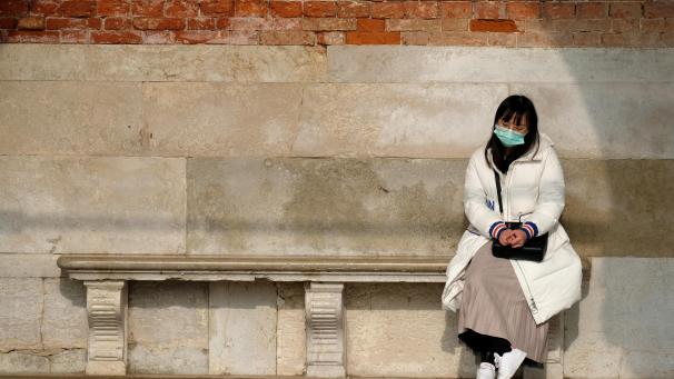 <p>Eine Touristin auf dem Markusplatz in Venedig: In Italien wurden am Freitag zwei Coronavirus-Fälle bestätigt.</p>