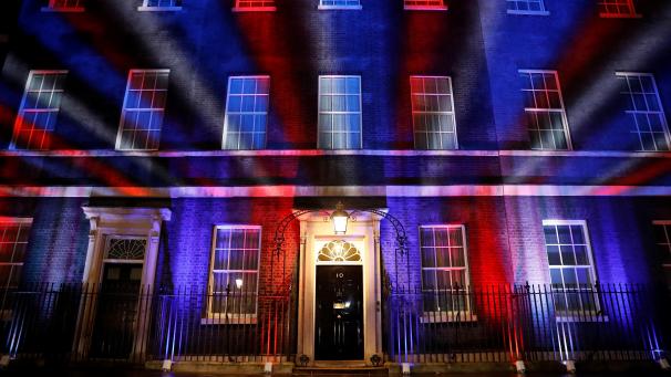 <p>Rote, weiße und blaue Lichter erleuchten 10 Downing Street, den offiziellen Sitz des btitischen Premierministers, in London.</p>