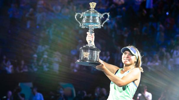 <p>Sofia Kenin hält die Siegertrophäe hoch</p>