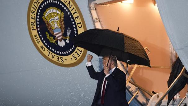 <p>Donald Trump, Präsident der USA, verlässt auf dem Palm Beach International Airport die Air Force One und ballt die Faust.</p>