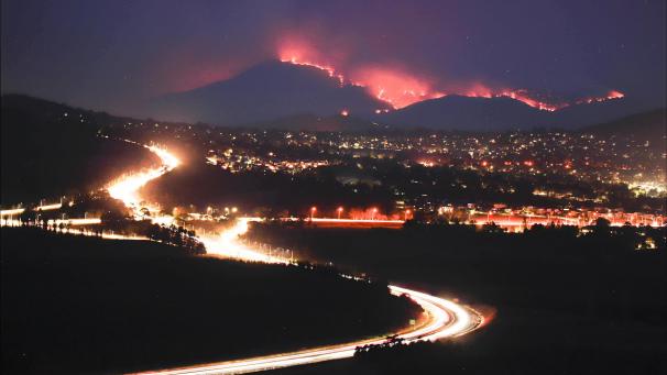 <p>Ein Buschfeuer im Orroral Valley südlich von Canberra, Australien. Wegen eines riesigen Feuers riefen die Behörden für die Hauptstadt-Region den Notstand aus.</p>