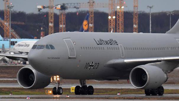 <p>Der Airbus A310 „Kurt Schumacher“ der Bundeswehr kommt auf dem Flughafen Frankfurt am Main an. Das Flugzeug der Bundeswehr hat Deutsche und andere Staatsbürger aus dem vom Coronavirus betroffenen chinesischen Wuhan ausgeflogen.</p>