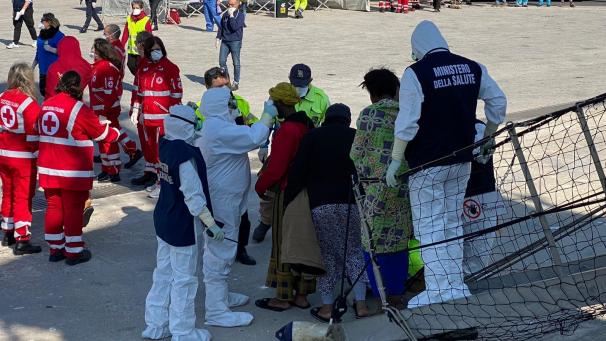 <p>Mirganten aus Libyen verlassen im Hafen von Pozzallo auf Sizilien das Rettungsschiff „Open Arms“.</p>