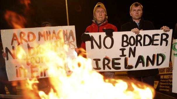 <p>Demonstranten der Wahlkampfgruppe Border Communities Against Brexit nehmen an einer Demonstration teil und halten ein Schild mit der Aufschrift „No Border in Ireland“ („Keine Grenze in Irland“).</p>