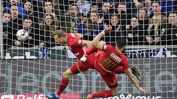 <p>Auch in dieser Einstellung ist nicht zu klären, ob Ritchie De Laet den Vanaken-Heber vor oder hinter der Torlinie wegköpfte.</p>