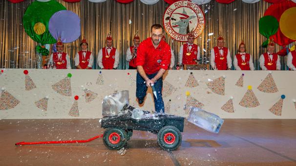 <p>Wie geht ein Eisbrecher vor? Olivier Heinrichs demonstrierte es.</p>