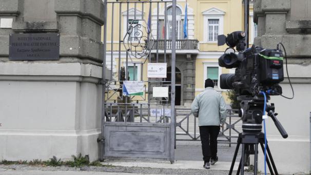 <p>Ein Mann geht durch den Haupteingang des Lazzaro Spallanzani Krankenhaus, dem italienischen Nationalinstitut für Infektionskrankheiten.</p>
