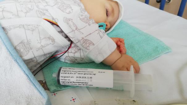 <p>Baden-Württemberg, Ludwigsburg: Der einjährige Michael schläft, während er eine Injektion mit dem Genpräparat Zolgensma gegen spinale Muskelatrophie bekommt. Der Schweizer Pharmakonzern Novartis will 100 Dosen des Medikaments verlosen – jede von ihnen kostet rund zwei Millionen Euro.</p>