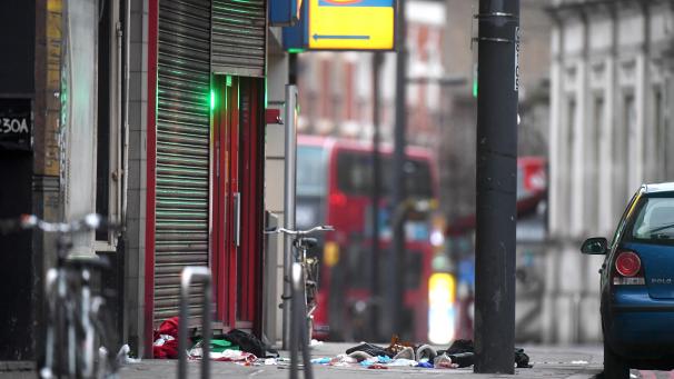 <p>Gegenstände liegen am Tatort in der Streatham High Road auf dem Fußweg, nachdem ein Mann nach einem Messerangriff von bewaffneten Polizisten erschossen wurde.</p>