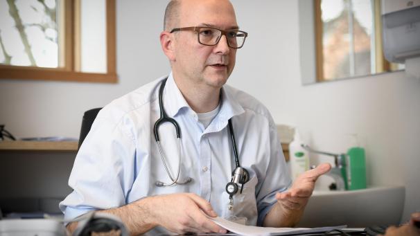 <p>Dr. Pascal Wolter an seinem Schreibtisch im Eupener Krankenhaus.</p>