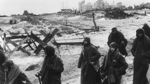 <p>Überlebende deutsche Soldaten verlassen nach der Kapitulation Stalingrad.</p>