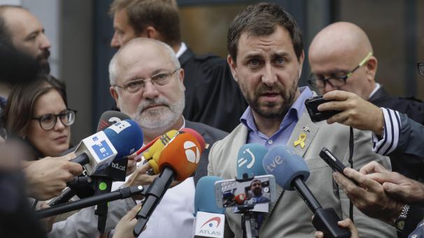 <p>Die ehemaligen katalanischen Minister Lluis Puig (links) und Antoni Comin i Oliveres bei einem Treffen mit belgischen Pressevertretern im September 2018.</p>