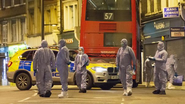 <p>Ein Mann hatte in London nach Polizeiangaben zwei Menschen mit einer Stichwaffe verletzt,</p>