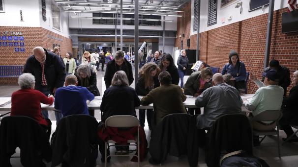 <p>Menschen tragen sich ein, bevor die Bewerberin für die demokratische Präsidentschaftskandidatur, Senatorin Warren, in der Roosevelt High School spricht</p>