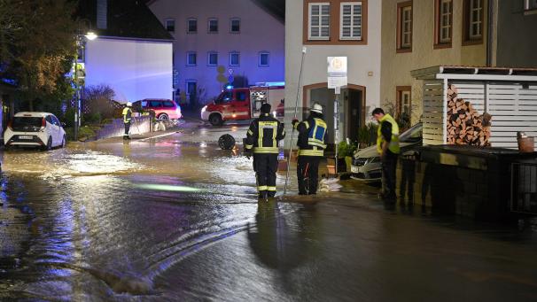 <p>Mitglieder der Freiwilligen Feuerwehr Aach in der Verbandsgemeinde Trier-Land sind am frühen Morgen mit dem Abpumpen des Wassers beschäftigt.</p>