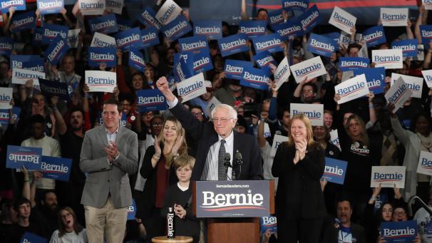 <p>Bernie Sanders (M.), demokratischer Bewerber um die Präsidentschaftskandidatur, spricht neben seiner Frau Jane O'Meara Sanders (r.) und anderen Familienmitgliedern bei einer nächtlichen Wahlkampfkundgebung der demokratischen Fraktion.</p>
