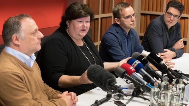<p>Der Virologe Prof. Marc Van Ranst, die föderale Gesundheitsministerin Maggie De Block, Patrick Soentjes, Leiter des Militärhospitals von Neder-over-Hembeek, sowie Prof. Steven Van Gucht, Leiter des wissenschaftlichen Ausschusses für das Coronavirus (von links), gaben am Dienstag gemeinsam eine Pressekonferenz.</p>