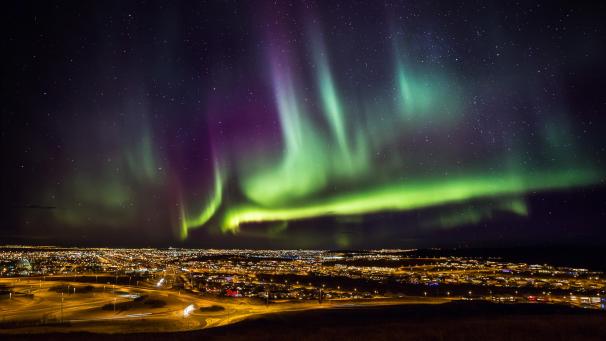 <p>Sowohl am Nord- wie am Südpol lassen sich faszinierende Lichterscheinungen beobachten. Jenseits der Polarkreise kann man fast täglich die „Aurora borealis“ - so heißt das Polarlicht am Nordpol - sehen.</p>