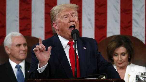 <p>Donald Trump (M.), Präsident der USA, hält im Kongress seine Rede zu Lage der Nation, während im Hintergrund Mike Pence, Vizepräsident der USA, und Nancy Pelosi, demokratische Vorsitzende des Repräsentantenhauses, zuhören.</p>