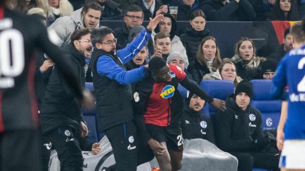 <p>In der Verlängerung zwischen Schalke 04 und Hertha BSC sah Herthas Spieler Jordan Torunarigha die Gelb-Rote und Schalkes Trainer David Wagner indes die Rote.</p>