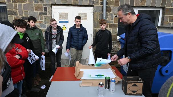 <p>Jugendbuchautor Armin Kaster behandelte bei seinem Besuch in der Bischöflichen Schule St.Vith das Thema Streetart mit den Schülern und ermunterte sie, eigene Sprüh-Schablone zu kreieren.</p>