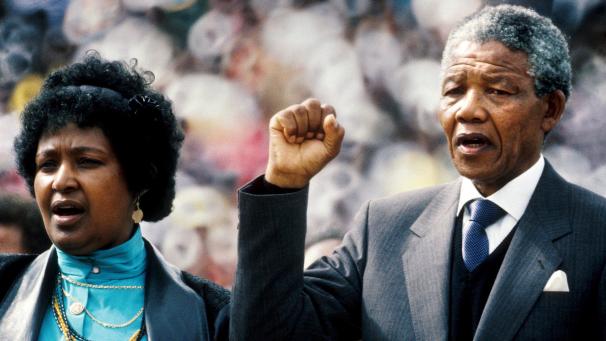 <p>Nelson Mandela, Freiheitskämpfer gegen die Apartheit in Südafrika, und seine Frau Winnie Mandela (r) stehen während einer „Willkommen-Zuhause“-Demonstration anlässlich seiner Freilassung aus dem Gefängnis in Soweto.</p>