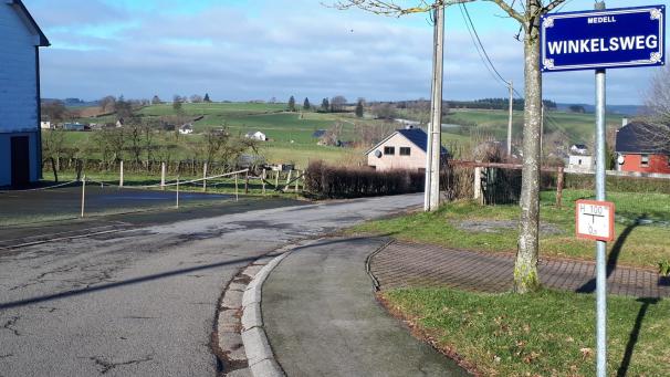 <p>Der Winkelsweg in Medell hat während der Erneuerung der Regionalstraße Amel-St.Vith gelitten, weil die Straße auch von schwereren Fahrzeugen als Ausweichweg genutzt wurde.</p>