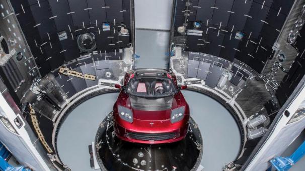 <p>22.12.2017, USA, Hawthorne: Ein E-Auto der Marke Tesla wird für den Start in einer Rakete vom Typ „Falcon Heavy“ des Unternehmens SpaceX vorbereitet.</p>