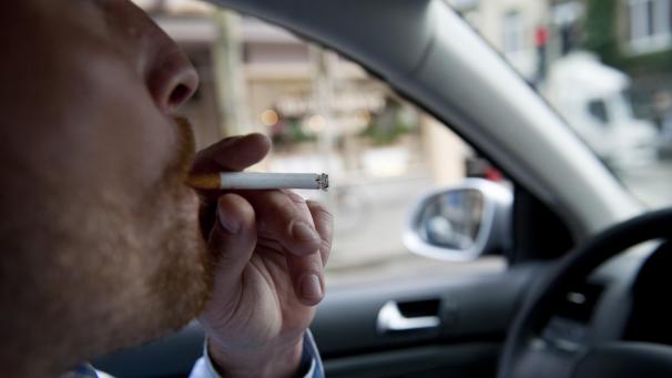 <p>Tabakwerbung in Schaufenstern und auf Aufstellern wird ab Beginn des nächsten Jahres hierzulande ebenso verboten sein wie Leuchtreklame. In Autos darf ebenfalls ab dem 1. Januar 2021 nicht mehr geraucht werden, wenn Minderjährige im Wagen sitzen.</p>