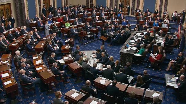 <p>Im Amtsenthebungsverfahren gegen den US-Präsidenten hat der Senat Donald Trump von allen Anklagepunkten freigesprochen.</p>