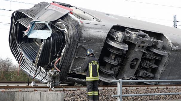 <p>Ein Feuerwehrmann inspiziert einen entgleisten Zugwaggon. Mehrere Waggons sollen sich überschlagen haben. Die italienische Feuerwehr bestätigte den Unfall eines Hochgeschwindigkeitszuges mit Verletzten, nannte aber noch keine Zahlen.</p>
