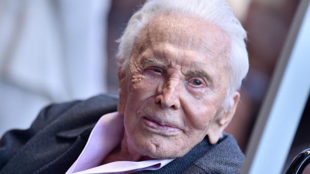 <p>Kirk Douglas bei der Zeremonie zur Ehrung seines Sohns Michael Douglas mit einem Stern auf dem Hollywood Walk of Fame in Los Angeles.</p>