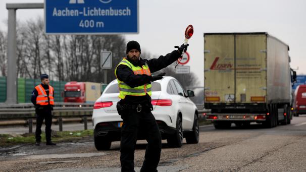 <p>Ein Polizist winkt ein Kraftfahrzeug zur Kontrolle heraus. Bundes- und Landespolizei haben am Grenzübergang Aachen-Lichtenbusch an der Autobahn 44 Kontrollen gegen Kriminalität durchgeführt.</p>