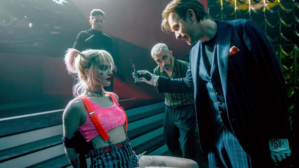 <p>Margot Robbie (l.-r.) als Harley Quinn, Chris Messina als Victor Zsasz und Ewan McGregor als Roman Sionis in einer Szene des Films „Birds Of Prey: The Emancipation Of Harley Quinn“.</p>