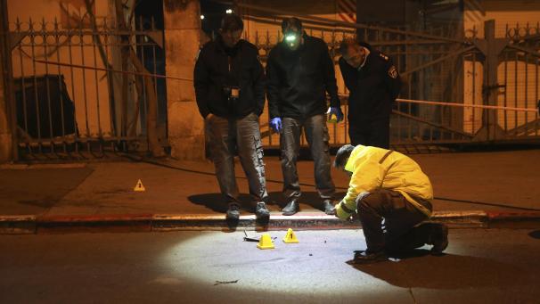 <p>Israelische Polizeibeamten untersuchen den Ort eines Anschlags. Bei einem Auto-Anschlag in Jerusalem sind in der Nacht zum Donnerstag mindestens zwölf israelische Soldaten verletzt worden, einer davon schwer.</p>