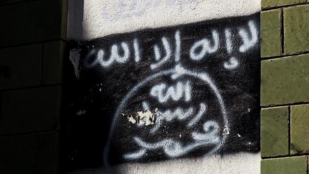 <p>Eine schwarze al-Qaida-Flagge wurde an die Wand einer beschädigten Schule in gesprüht. Die USA haben bei einer Operation im Jemen den Anführer des dortigen Ablegers des islamistischen Terrornetzwerks Al-Kaida getötet.</p>