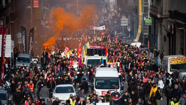 <p>Frankreich, Marseille: Demonstranten marschieren mit Fahnen und Rauchfackeln durch die Stadt.</p>
