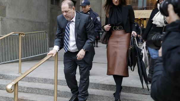 <p>Harvey Weinstein (l.), Filmproduzent aus den USA, verlässt die Verhandlung im Prozess wegen Vergewaltigung und sexueller Nötigung an einem New Yorker Gericht.</p>
