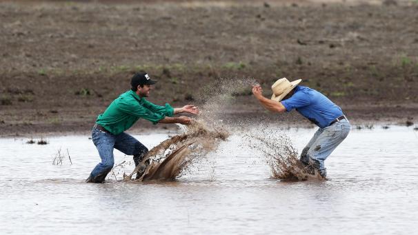 <p>Zwei Farmer in Newhaven in New South Wales freuen sich über den Regen.</p>