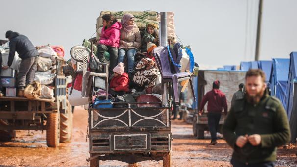 <p>Syrien, Idlib: Kinder sitzen in einer Notunterkunft für Familien auf ihren Besitztümern. Die Familien sind vor den andauerenden Militäreinsätzen geflüchtet.</p>