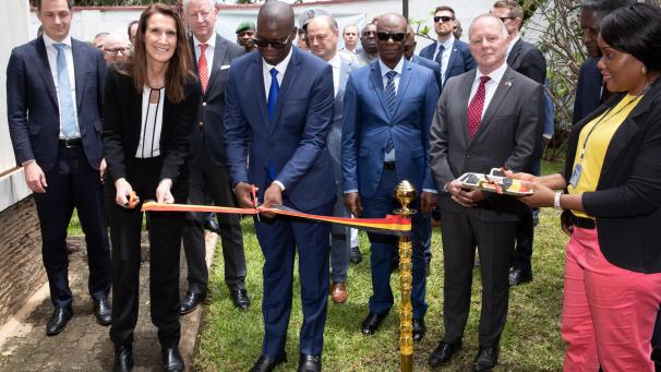 <p>Premierministerin Sophie Wilmès in Begleitung der Föderalminister Alexander De Croo und Pieter De Crem (links) bei der offiziellen Wiedereröffnung des belgischen Generalkonsulats in Lubumbashi.</p>