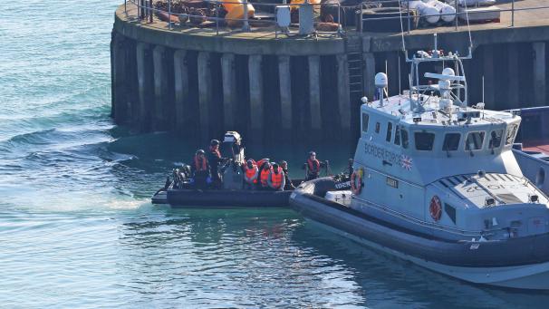 <p>Großbritannien, Dover: Ein Boot des britischen Grenzschutzes bringt Migranten in den Hafen. Am 07.02.2020 holten die britischen Behörden eine Rekordzahl von 90 Migranten aus dem Ärmelkanal.</p>