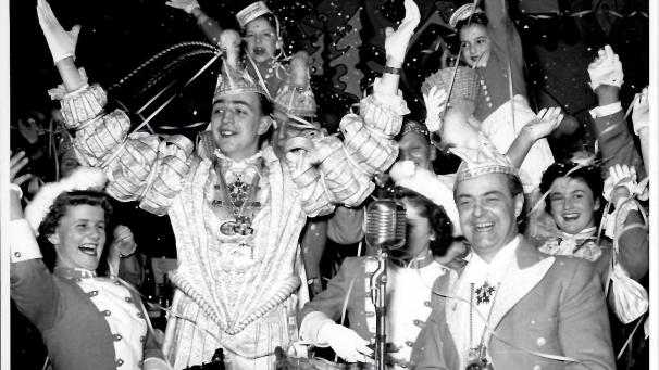 <p>Beste Stimmung herrschte bei der Prinzenkrönung von Helmut I. im Hotel Pauquet. Helmut Schumacher standen als Pagen Finchen Mostert und Elligert Krott zur Seite.</p>